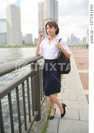 川べりの手すりから遠くを眺める女性 川べりの手すりから遠くを眺める女性 107591940