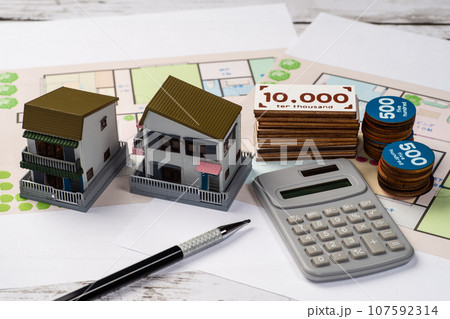 住宅購入もしくは賃貸契約とお金のイメージ 住宅購入もしくは賃貸契約とお金のイメージ 107592314