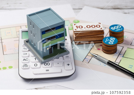 住宅購入もしくは賃貸契約とお金のイメージ 住宅購入もしくは賃貸契約とお金のイメージ 107592358