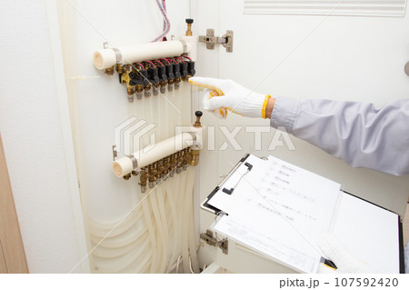 住宅の温水式床暖房設備の工事 点検 メンテナンス イメージ 住宅の温水式床暖房設備の工事 点検 メンテナンス イメージ 107592420