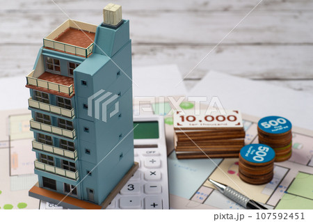 住宅購入もしくは賃貸契約とお金のイメージ 107592451