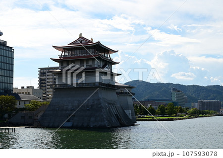 滋賀県立琵琶湖文化館と琵琶湖 滋賀県立琵琶湖文化館と琵琶湖 107593078