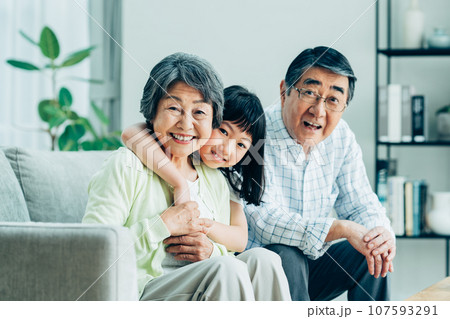 シニアの夫婦と孫娘 シニアの夫婦と孫娘 107593291