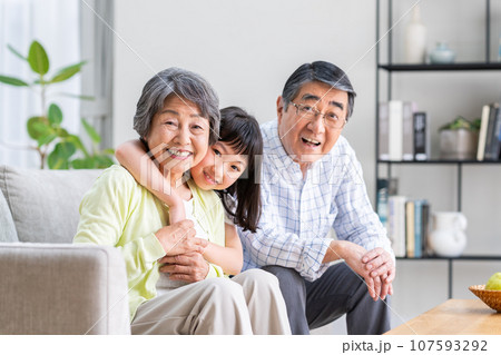 シニアの夫婦と孫娘 シニアの夫婦と孫娘 107593292