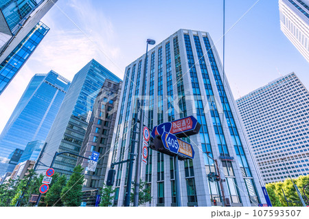 日本の東京都市景観　虎ノ門駅前・「虎ノ門」の交差点から国道1号やビル群などを望む 107593507
