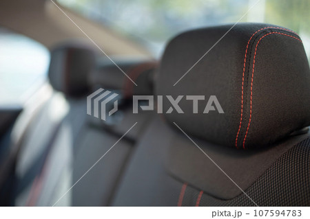 自動車の後部座席に乗って出かける 自動車の後部座席に乗って出かける 107594783