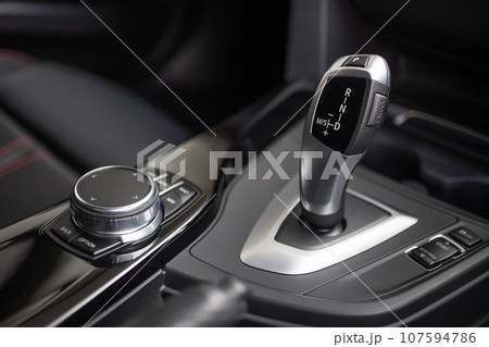 かっこいい自動車のセンターコンソール 107594786