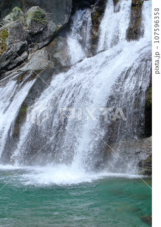 瀬戸川渓谷 アメガエリの滝 春 (高知県 土佐町) 瀬戸川渓谷 アメガエリの滝 春 (高知県 土佐町) 107596358