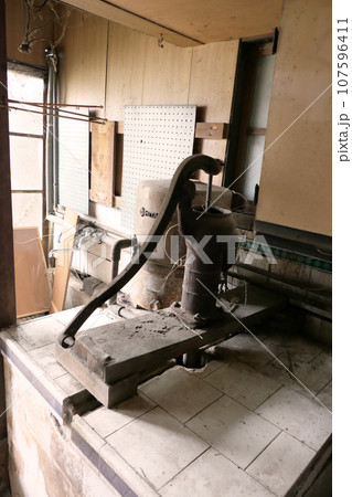 解体を待つ昭和の廃屋B 107596411