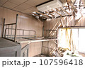 解体を待つ昭和の廃屋B 107596418