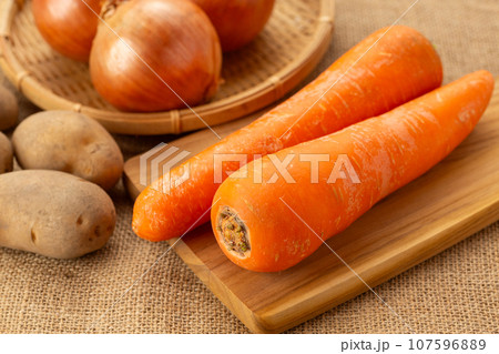 玉ねぎ、じゃがいも、人参 107596889