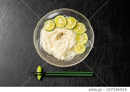 そうめん　Japanese noodle dish eaten cold 107596929