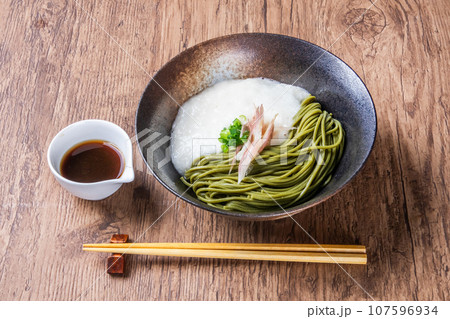 そうめん　Japanese noodle dish eaten cold 107596934