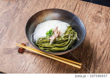 そうめん　Japanese noodle dish eaten cold 107596937