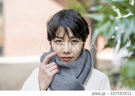 女性　ポートレート 107597012