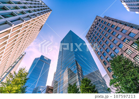 日本の東京都市景観 本日開業の虎ノ門ヒルズステーションタワー（虎ノ門ヒルズ駅）やビル群などを望む 107597213