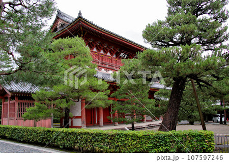 大本山大徳寺山内山門　金毛閣 107597246