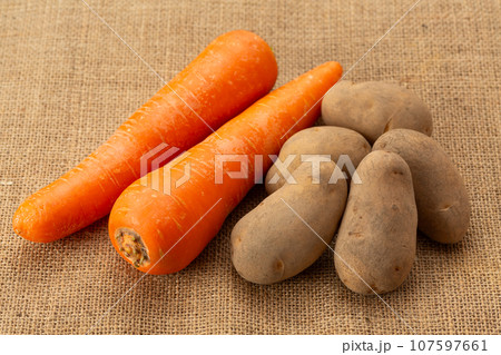 じゃがいもと人参 107597661