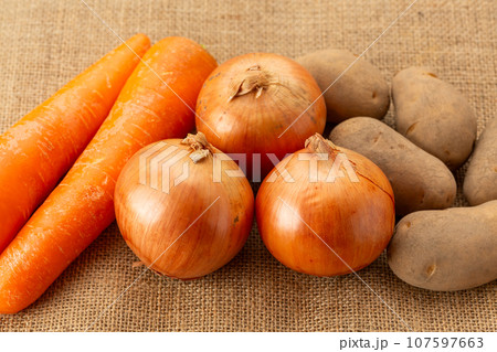 玉ねぎ、じゃがいも、人参 107597663