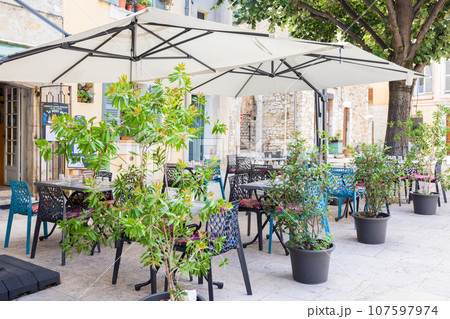 フランスの小さな村のオープンカフェレストラン 107597974