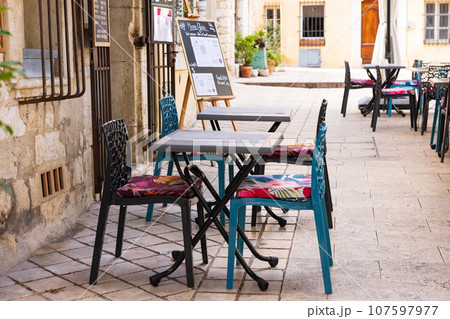 フランスの小さな村のオープンカフェレストラン 107597977