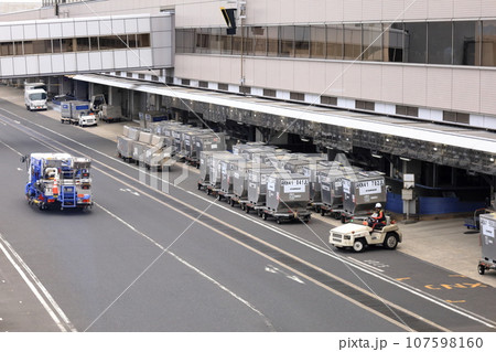 整然と並べられたカーゴ 107598160