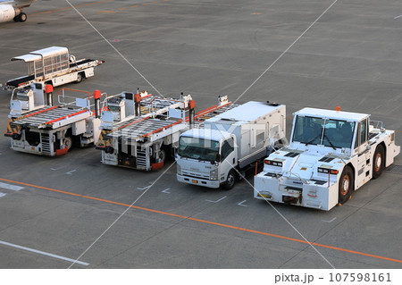 空港で働く車 空港で働く車 107598161