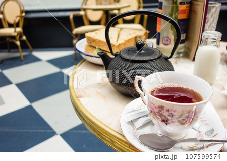 カフェの店先のテーブルに置かれた紅茶と鉄瓶　ウェールズの街カーディフのアーケードにて 107599574