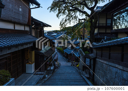 日本の京都の産寧坂の風景 107600001