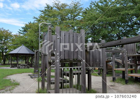 児童公園の木製遊具 107603240