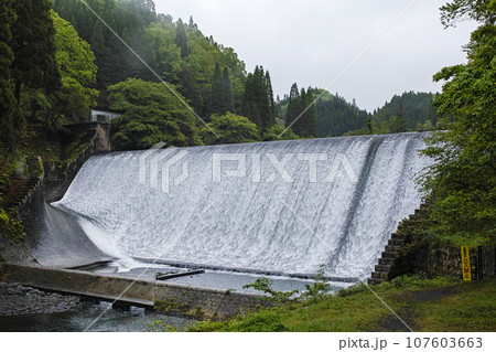 大分県/ 日本一美しいといわれる「白水ダム」（白水溜池堰堤） 107603663