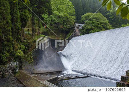 大分県/ 日本一美しいといわれる「白水ダム」（白水溜池堰堤） 107603665