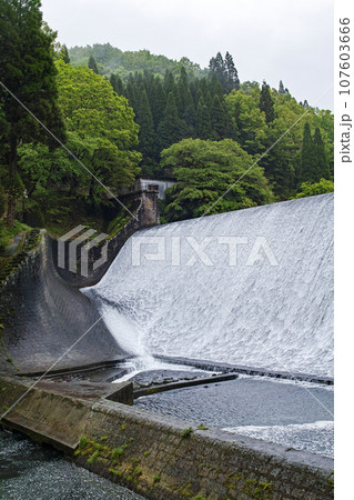 大分県/ 日本一美しいといわれる「白水ダム」（白水溜池堰堤） 107603666