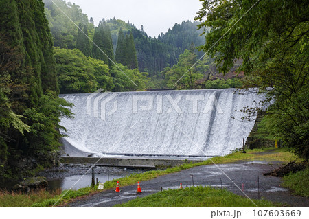 大分県/ 日本一美しいといわれる「白水ダム」（白水溜池堰堤） 107603669