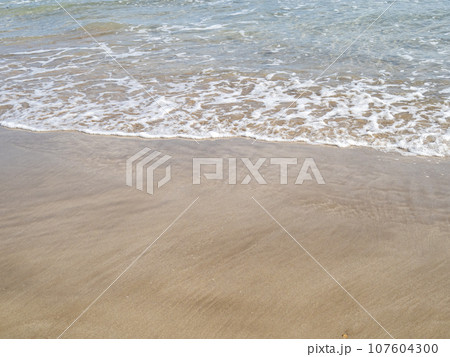 砂浜の波打ち際。秋(10月)の若狭湾の砂浜海岸。 107604300