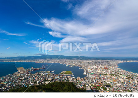 9月の空、函館山山頂から 107604695