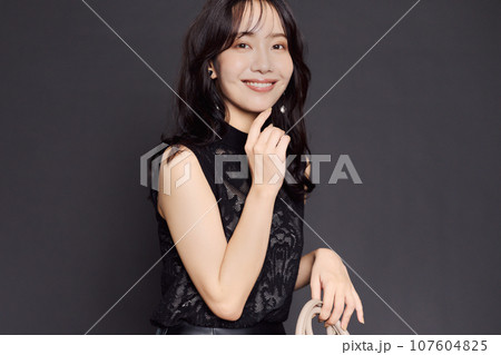 秋服ファッションポートレート 107604825