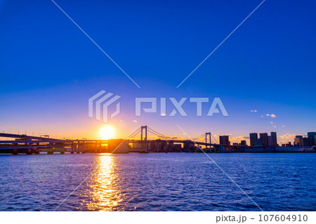 東京 レインボーブリッジ　日没 107604910