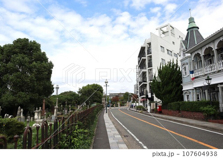 横浜外国人墓地と山手本通り 横浜外国人墓地と山手本通り 107604938