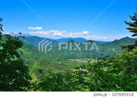赤崎山から津川方面を望む（阿賀町） 107605018