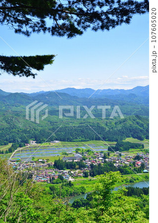 赤崎山から津川方面を望む（阿賀町） 107605020