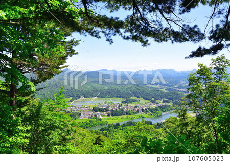 赤崎山から津川方面を望む（阿賀町） 107605023