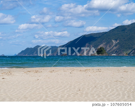 城山海水浴場(福井県大飯郡高浜町)の砂浜から見た若狭湾の風景。 107605054