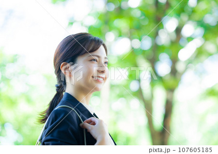 通勤する女性 107605185