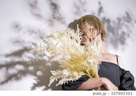 黒いドレスを着た女性 107605301