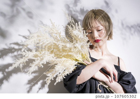 黒いドレスを着た女性 107605302