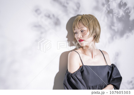 黒いドレスを着た女性 黒いドレスを着た女性 107605303