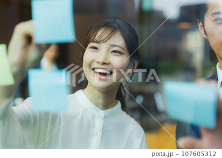 ビジネスシーン ビジネスシーン 107605312