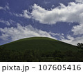 初夏の晴れた日の大室山 107605416