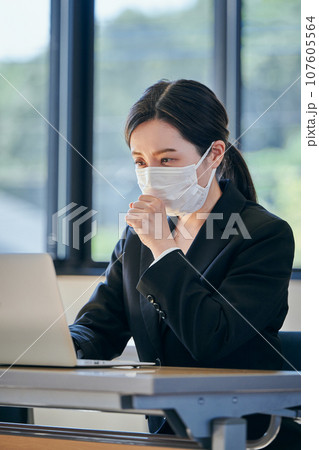 風邪をひいて咳をする若い女性 風邪をひいて咳をする若い女性 107605564